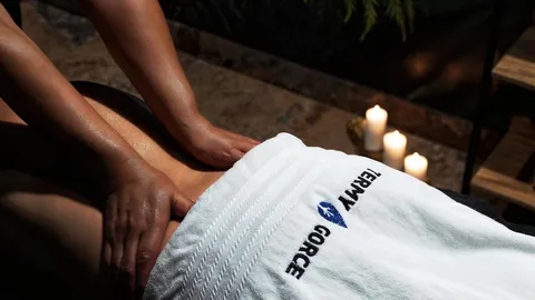 Masaż pleców – zbliżenie rąk terapeuty – Termy Gorce