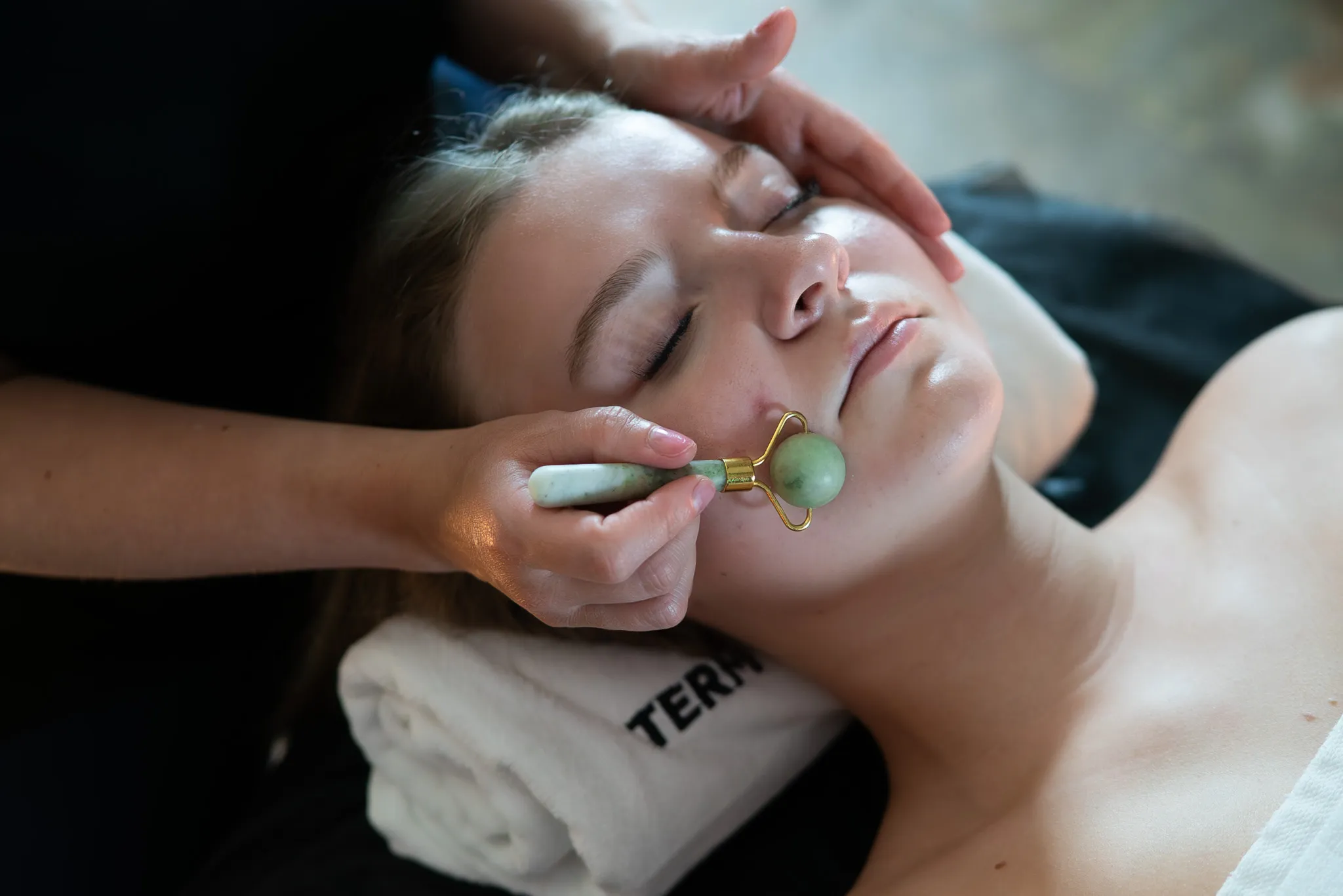 Masaż wałeczkami jadeitowymi