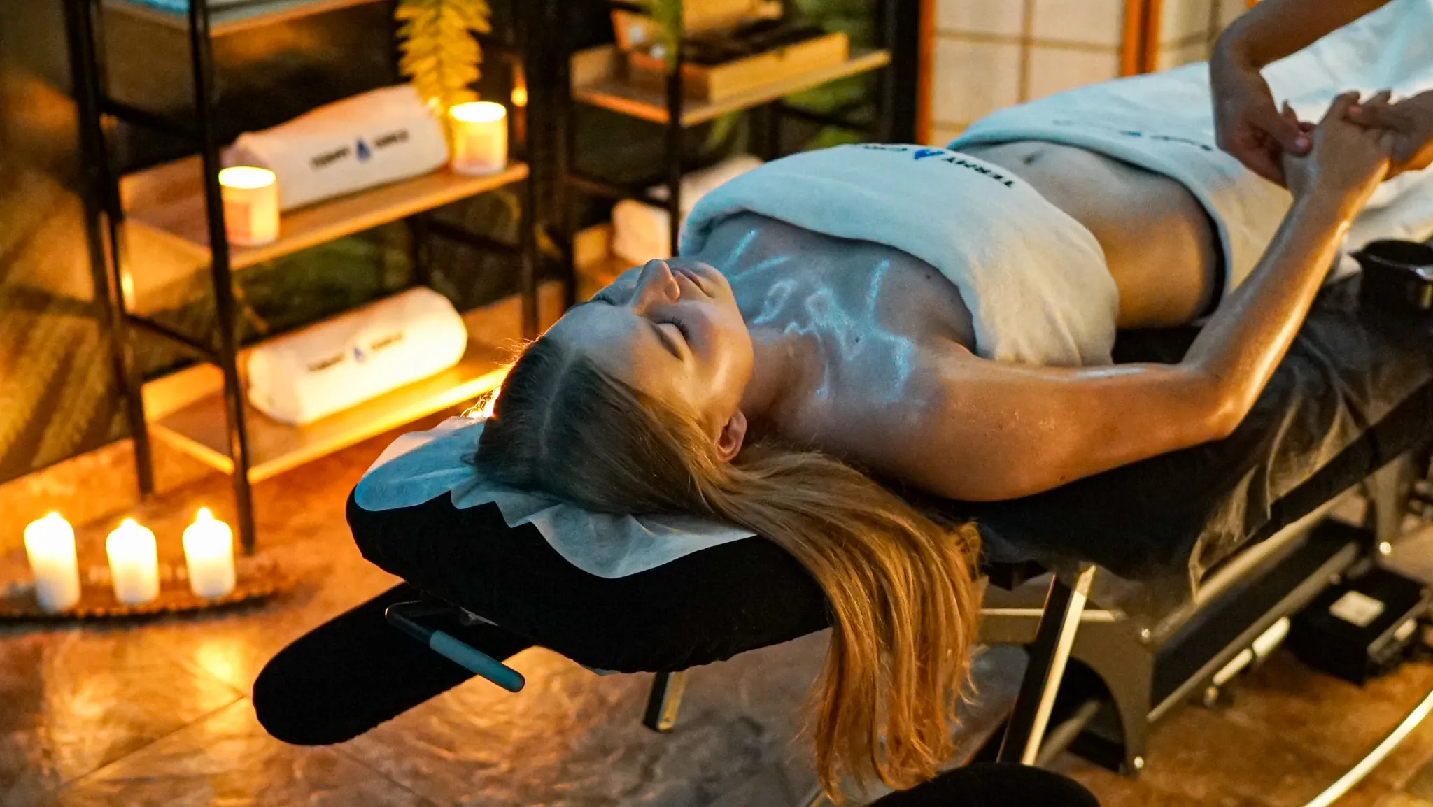 Aromaterapeutyczny masaż ciepłymi olejkami