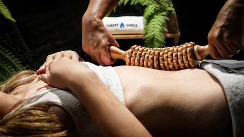 Masaż maderotherapy wałkiem drewnianym – Termy Gorce zdjęcia