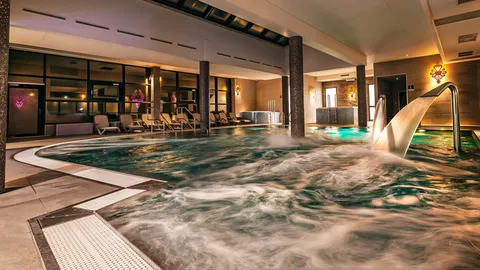 Basen z jacuzzi i nocnym oświetleniem – Termy Gorce zdjęcia