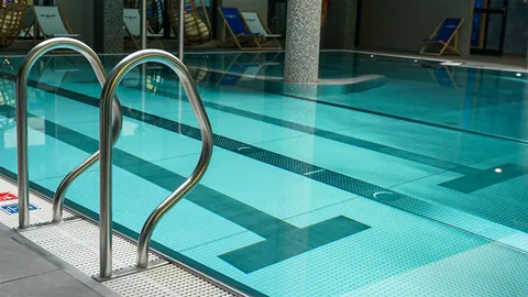 Basen sportowy z drabinką wejściową – Termy Gorce