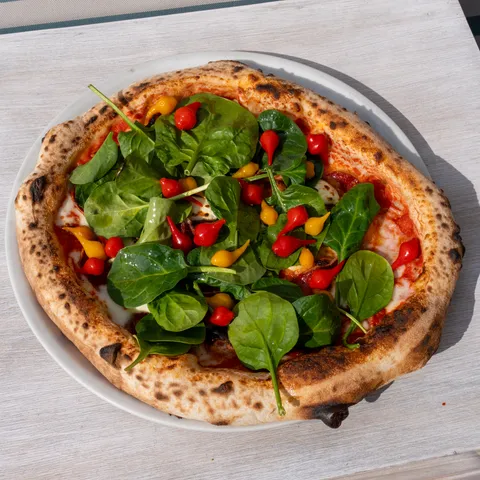 Pizza z prosciutto, burratą i bazylią – restauracja Termy Gorce