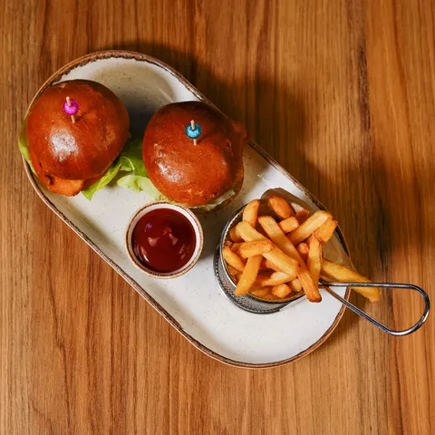 Kotlet schabowy z ziemniakami i surówką pomidorową – restauracja Termy Gorce