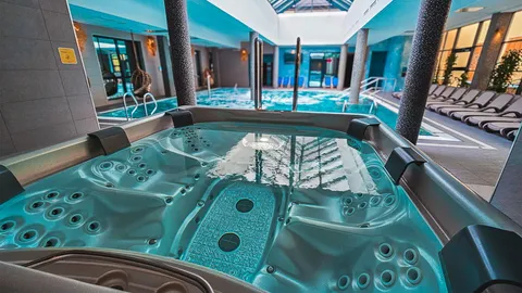 Jacuzzi wewnętrzne z widokiem na basen termalny – Termy Gorce zdjęcia