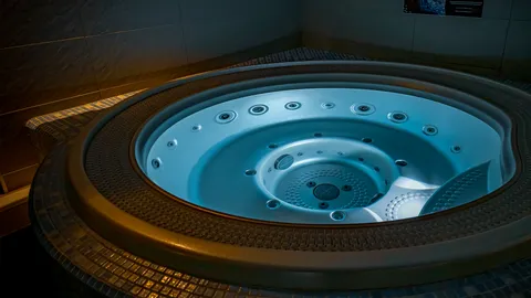 Okrągłe jacuzzi z mozaikową obudową – Termy Gorce zdjęcia