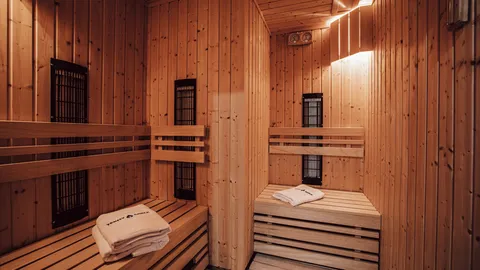 Sauna na podczerwień z jasnym drewnem – Termy Gorce