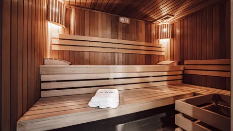 Sauna fińska z drewnianymi ławkami – Termy Gorce