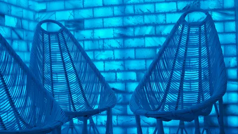 Grota solna z wiklinowymi fotelami i niebieskim oświetleniem