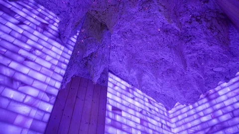 Wnętrze groty solnej – fioletowe oświetlenie i sufit z naturalnej soli – Termy Gorce