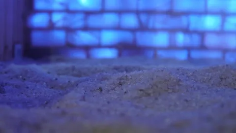 Zbliżenie kryształków soli na podłodze groty solnej