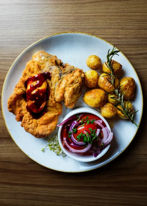 Deser biszkoptowy z owocami i kakao – restauracja Termy Gorce zdjęcia