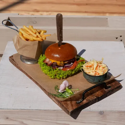 Burger z soczystym mięsem i dodatkami – restauracja Termy Gorce