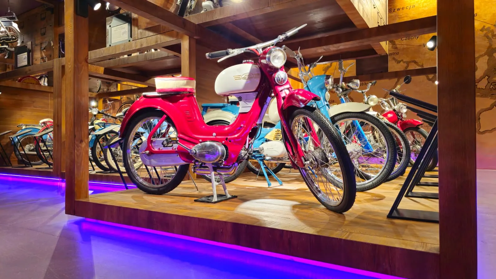 Zabytkowy moped w Muzeum Mopedów Retro w Kasinie Wielkiej